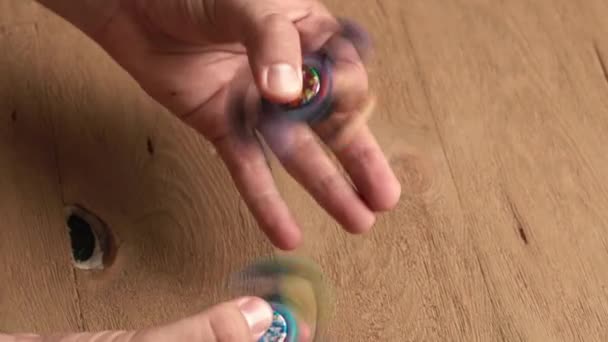  les mains et les spinners ou les spinners de fidget 