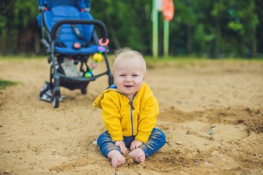 kumla oynayan yürümeye başlayan çocuk