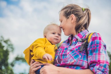 genç anne ve yürümeye başlayan çocuk oğlu