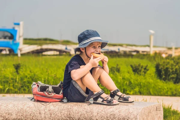 Boy eats his snack — Stock Photo, Image