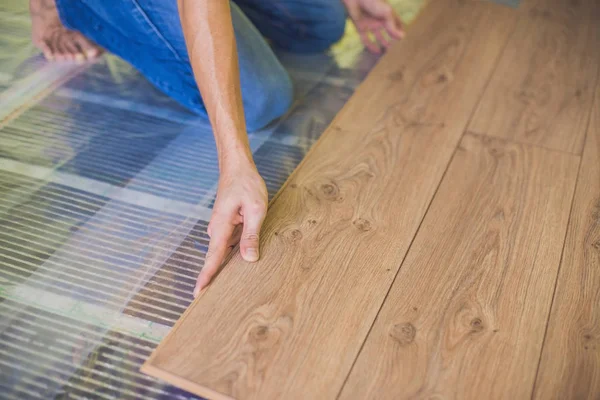 Man installing new  laminate flooring — Stock Photo, Image