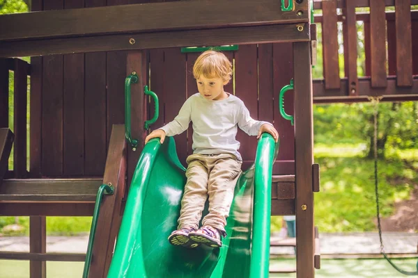 Niño está jugando en el patio de madera — Foto de Stock