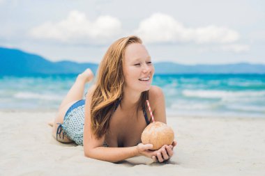 genç kadın içme Hindistan cevizi sütü