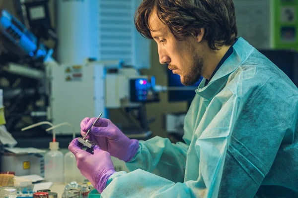 Scientist preparing a sample for  elecron micros — Stock Photo, Image