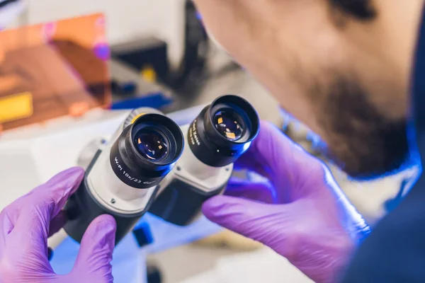 Scientist work on  scanning microscope — Stock Photo, Image