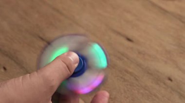 Erkek el el spinner tutarak 