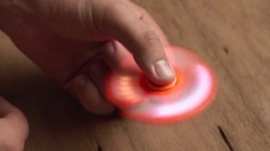 Erkek el el spinner tutarak 