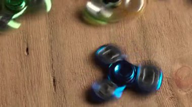 ahşap masa arka plan üzerinde hareket Spinners Close-up 