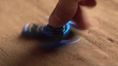 Erkek el el spinner tutarak 