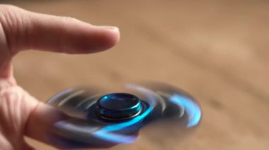 Erkek el el spinner tutarak 