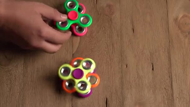 Mãos e spinners ou fidget spinners — Vídeo de Stock