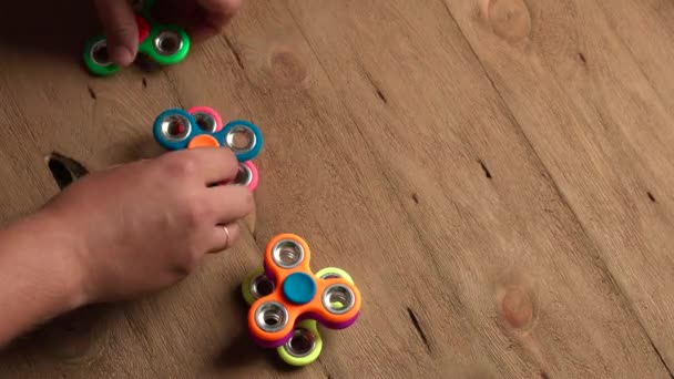 Handen en spinners of fidget spinners — Stockvideo