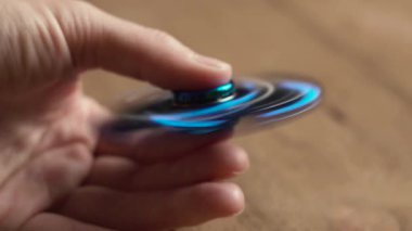 Erkek el el spinner tutarak 