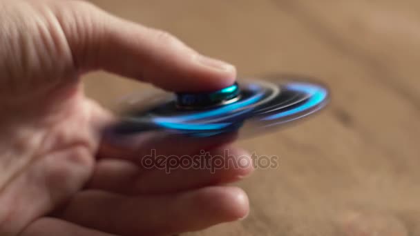 Mannenhand houden hand spinner — Stockvideo