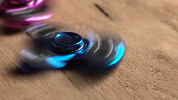 Gekleurde fidget spinners — Stockvideo