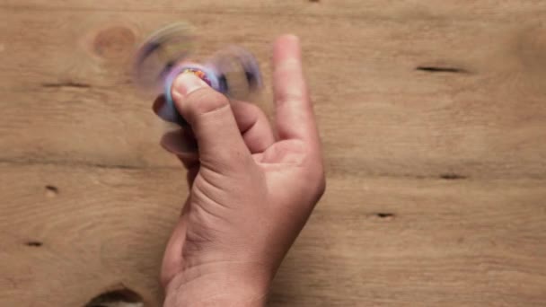 Männliche Hand hält Hand Spinner — Stockvideo