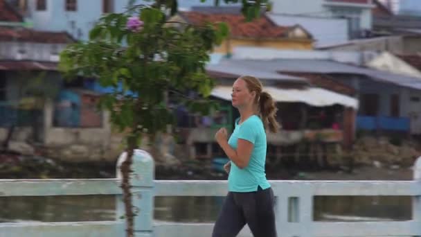 Mujer joven se dedica a correr — Vídeos de Stock