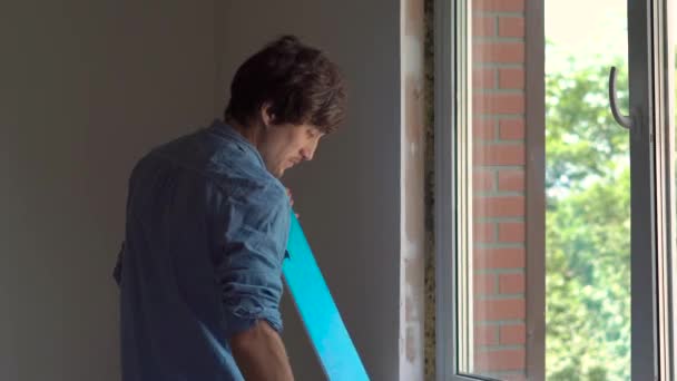 Homem faz instalação de janela — Vídeo de Stock