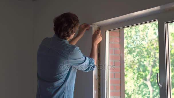 El hombre en hace instalación de ventana — Vídeo de stock