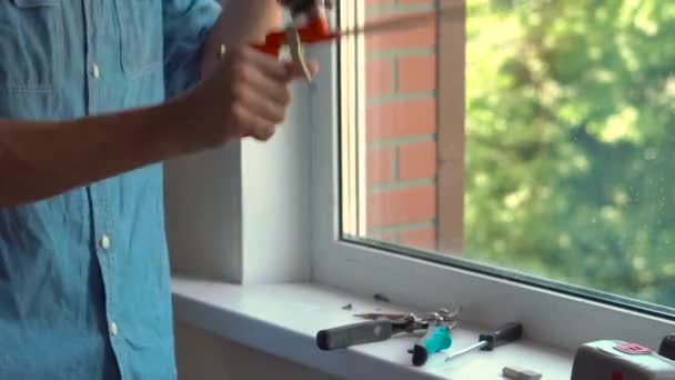 Man i gör fönster installation — Stockvideo
