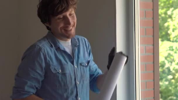 Man in does window installation — Stock Footage Man in does window installation Stock Footage