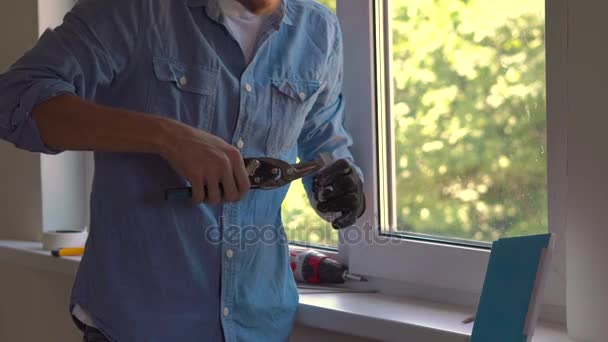 Homem faz instalação de janela — Vídeo de Stock