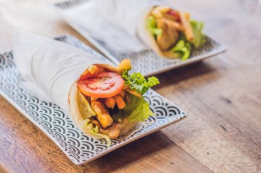 Yunan gyros bir pide sarılmış 