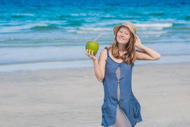 Hindistan cevizi suyu içme kadın 