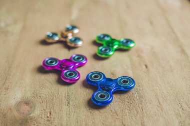 Renkli topluca spinners