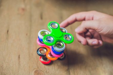 Erkek el el spinners tutarak 