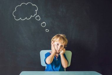 Sevimli küçük çocuk hakkında derin bir şey düşünüyor