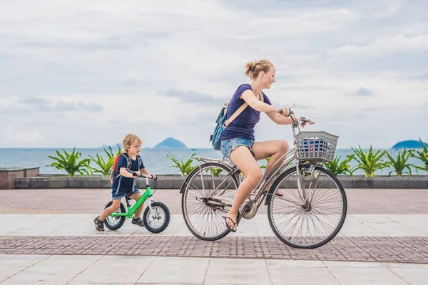 Счастливая семья ездит на велосипедах — стоковое фото