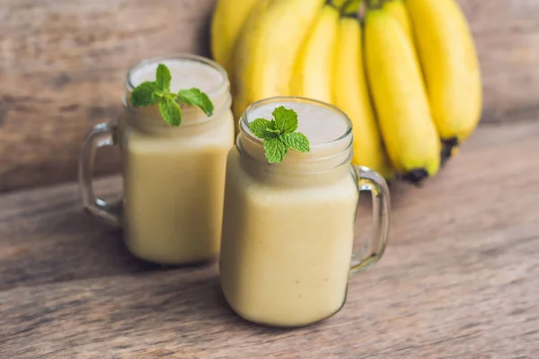 Bananen Smoothies und Bananen — Stockfoto