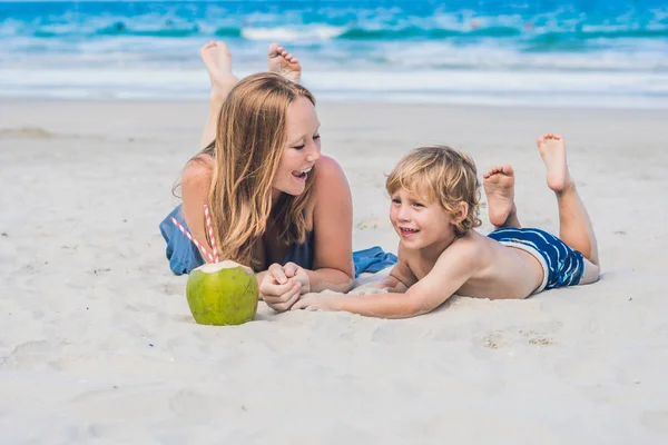 Mamma e figlio godono la spiaggia — Foto Stock