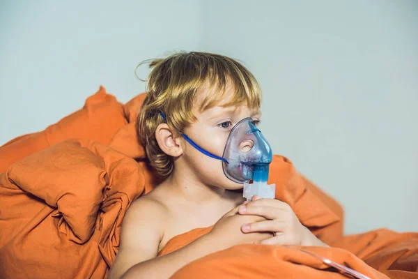 Anak laki-laki membuat inhalasi — Stok Foto
