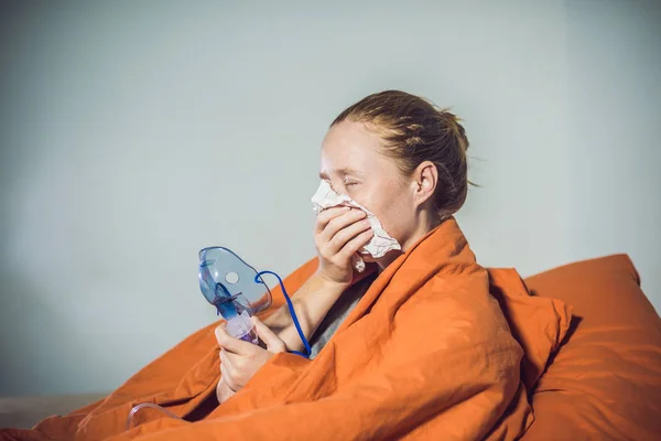 Mujer con síntomas de gripe o resfriado — Foto de Stock