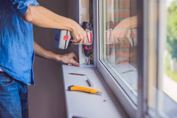 Mann macht Fenstereinbau — Stockfoto