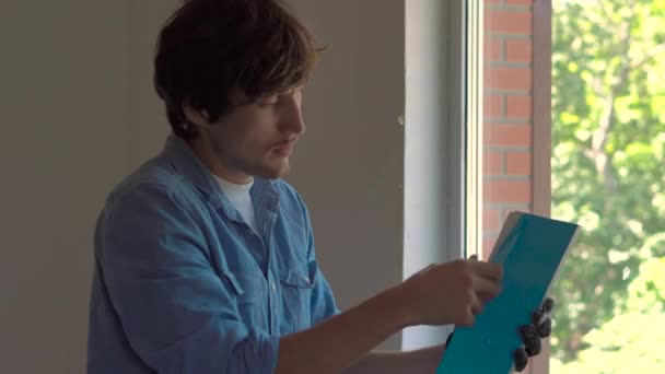 Man in does window installation — Stock Footage Man in does window installation Stock Video