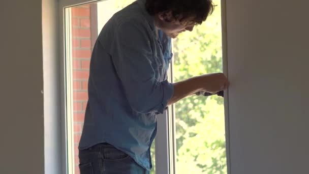 El hombre en hace instalación de ventana — Vídeo de stock