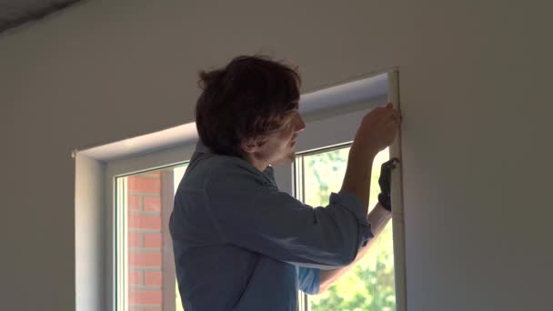 Man in  does window installation — Stock Video