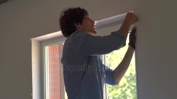 Man in does window installation — Stock Footage Man in does window installation Stock Footage