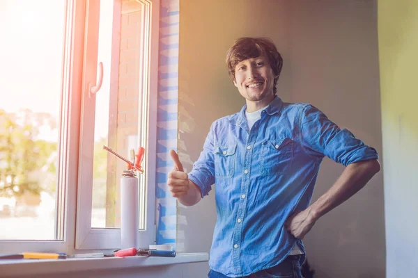 El hombre en hace instalación de ventana — Foto de Stock