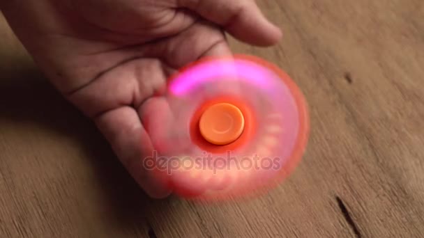 Mano masculina sosteniendo la mano spinner — Vídeo de stock