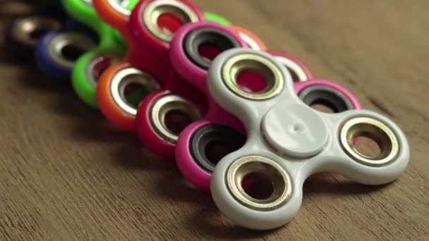 Gekleurde fidget spinners — Stockvideo