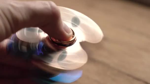 main mâle tenant la main spinner  