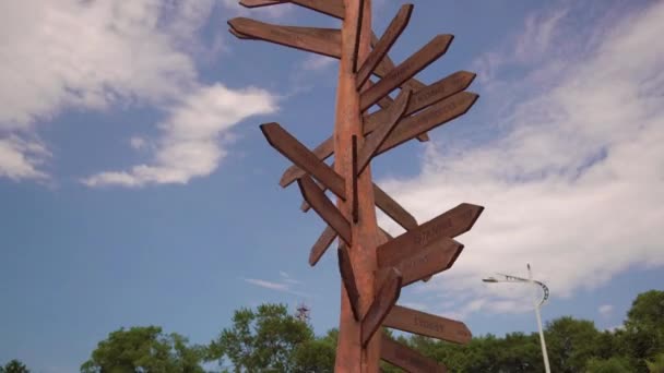 Guidepost de madera con distancias — Vídeos de Stock