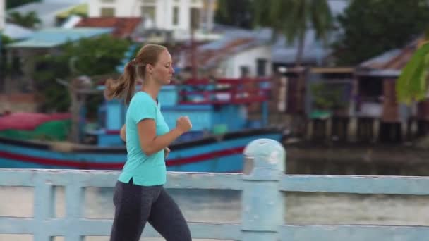 Jonge vrouw houdt zich bezig met hardlopen — Stockvideo