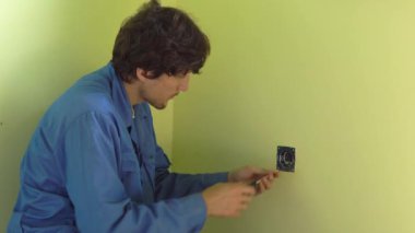 soket yüklemeyi yapan profesyonel elektrikçi.