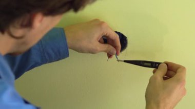 soket yüklemeyi yapan profesyonel elektrikçi.