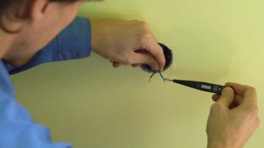 soket yüklemeyi yapan profesyonel elektrikçi.